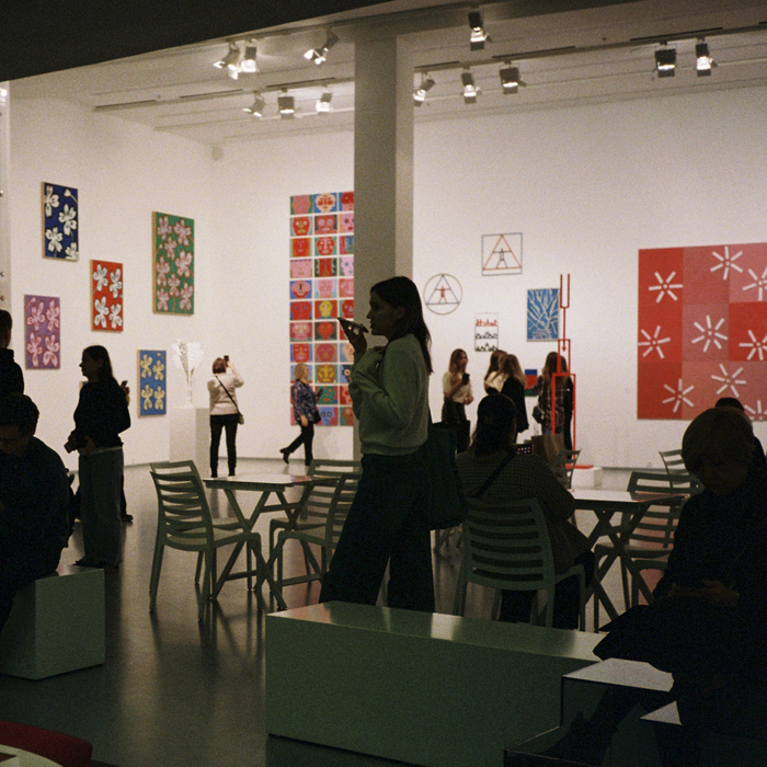 ����� ����