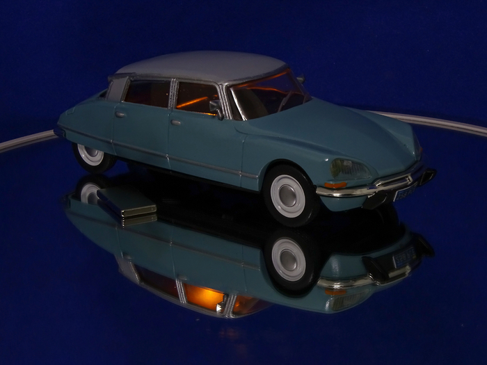 Рис. 13. Электрифицированная модель автомобиля Citroen DS21 из детективного сериала «Менталист» с горящим светом в салоне