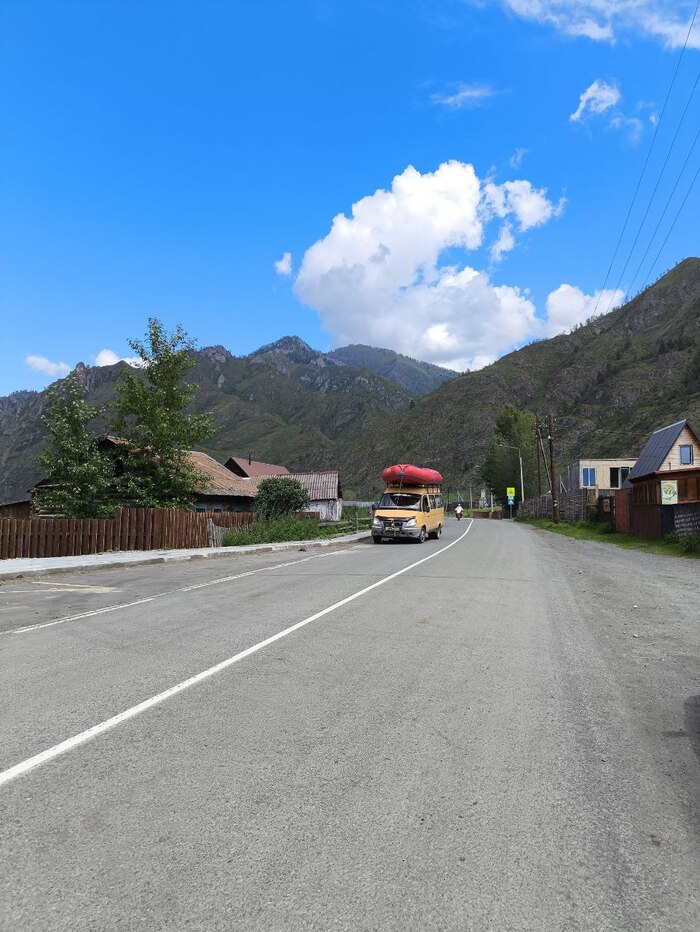 Сама не сплавлялась, но каждый день по реке несколько десятков таких лодок проходят.