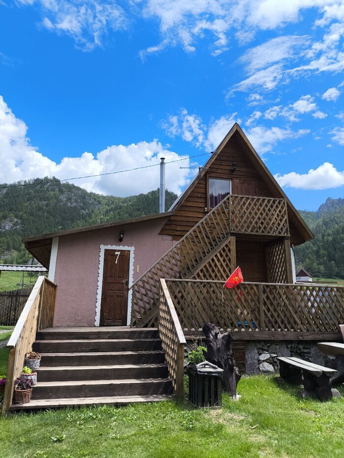 Первый этаж - большой двух-комнатный домик, с ванной, кухней.