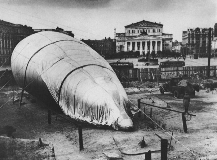 Аэростат у Большого театра в Москве