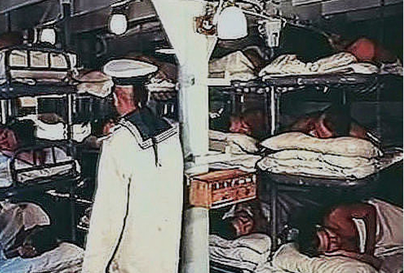 Привязывают себя к кровати во время сна и не чувствуют ориентации во времени.20 бытовых трудностей моряка, но обычные люди о них не слышали