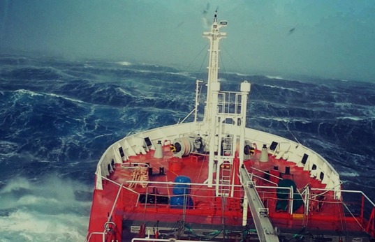 Привязывают себя к кровати во время сна и не чувствуют ориентации во времени.20 бытовых трудностей моряка, но обычные люди о них не слышали