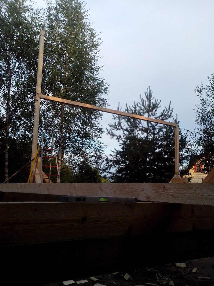 Обратите внимание на запилы в брусе, а потом представьте, как с помощью какой-то матери, вон той красной стремянки и самодельной лестницы из бруска, мы закидывали эту поперечинку наверх.