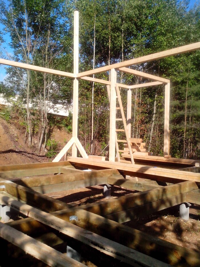 Сказано - сделано, вот вам ещё одна "рамка из бруса", только уже будущего санузла. Как там говорится, "как тебе такое, илон маск?"