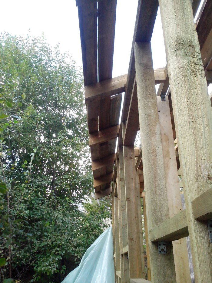 Вид снизу на начало этого безобразия. П. С. Внизу ската стропила тоже установлены на "ГАВР" 😎🤣