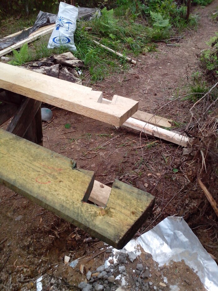 Выглядит внушительно, правда? 🤣 Вот этим запилом стропило держится за "ГАВР"