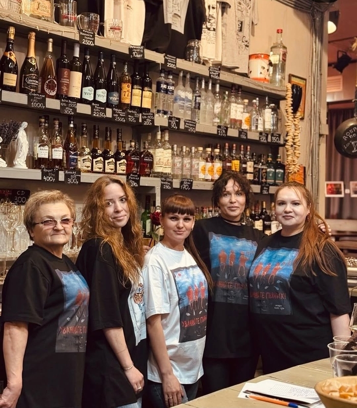 Вот они полным составом. Готовы довести любого критика