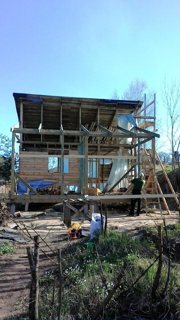 Стропила второго ската опираются тупо на стойки. Куда там вектор нагрузки направлен будет от крыши? Правильно - не туда, куда следовало бы. Если мне память не изменяет, потом и там сделали более менее адекватно, добавив типа ригеля.