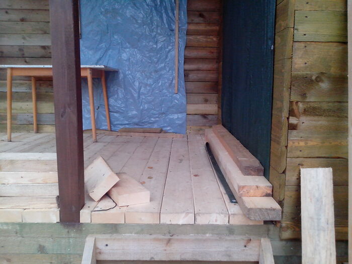 Пол - по богатому, из доски 50на150. Стругал сам. С ним до сих пор всё отлично.