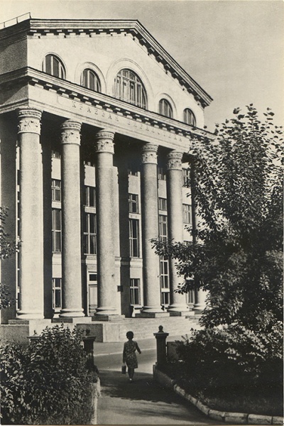 На третьем фото показано здание краевой библиотеки с привычного ракурса. Чем же интересен этот снимок тогда?