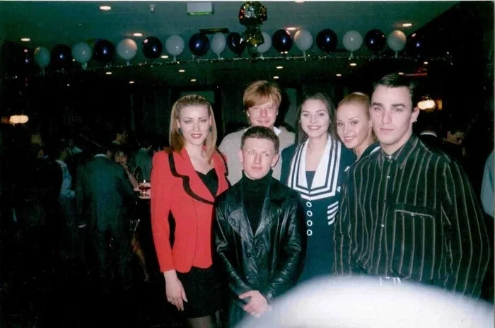 Интересные фотографии 90 -х (часть 118) 90-е, Детство 90-х, Фотография, Знаменитости, Эпоха, Маски-шоу (телесериал), Иванушки International, Сергей Супонев, Юрий Лужков, Надежда Кадышева, Джохар Дудаев, Владимир Жириновский, Борис Ельцин, Буденновск, Демо, Пьер Карден, Звездный час, Стена Цоя, Рейв, Игорь Сорин, Длиннопост Интересные фотографии 90 -х (часть 118) 90-е, Детство 90-х, Фотография, Знаменитости, Эпоха, Маски-шоу (телесериал), Иванушки International, Сергей Супонев, Юрий Лужков, Надежда Кадышева, Джохар Дудаев, Владимир Жириновский, Борис Ельцин, Буденновск, Демо, Пьер Карден, Звездный час, Стена Цоя, Рейв, Игорь Сорин, Длиннопост