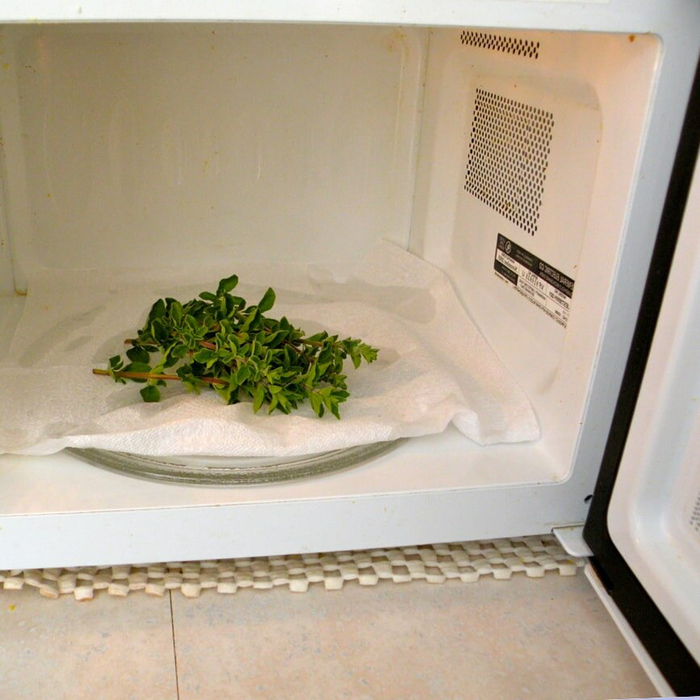 Сушу импульсами по 25-30 секунд на средней мощности (400–600 Вт), между подходами переворачиваю и даю минуту «отдохнуть» при приоткрытой дверце - аромат сохраняется, листья остаются зелёными и ломкими. Не кладём металл и фольгу.