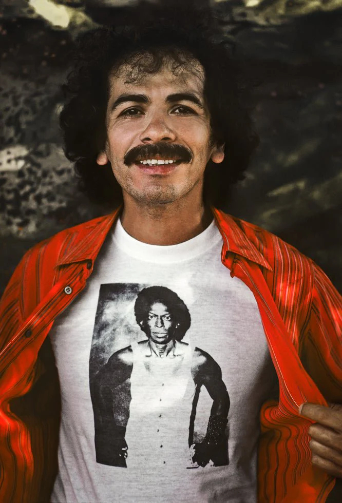Карлос Сантана в футболке с изображением Майлза Дэвиса, 1982.