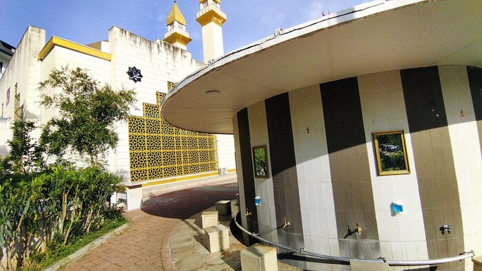 Бесплатный туалет слева от здания