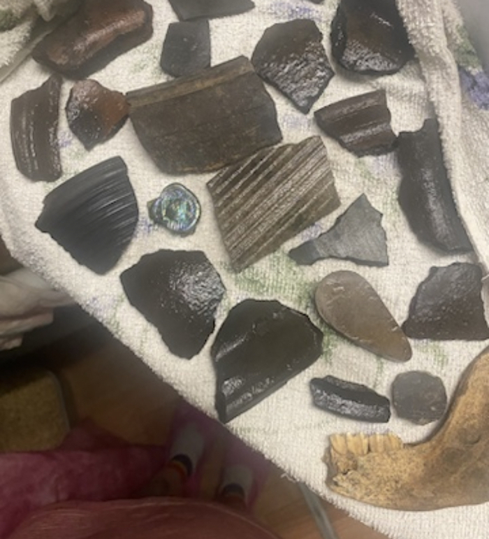 Глиняные «черепки» - осколки керамики. И штучка в форме капельки (как будто обработанный камень, но утверждать не стану). Такого добра навалом. В какой-то момент я даже устала их собирать и восхищаться.