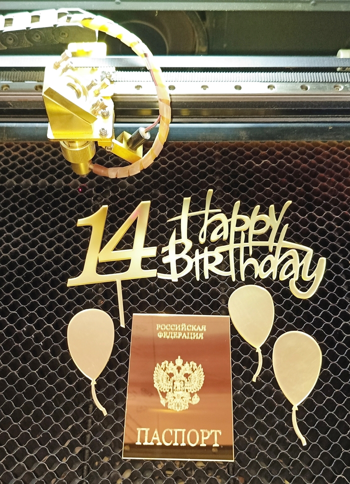 В зеркальном паспорте удачно отразилась красноватая крышка станка.