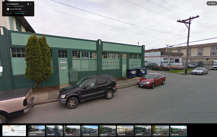 Правая дверь и была входом на склад с мужиками в аквариумах