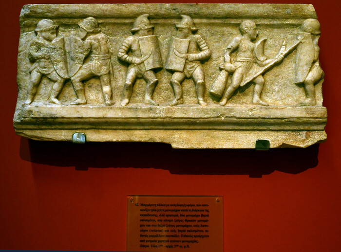 Мраморный рельеф с гладиаторами. Патры, Греция, I–II вв. н. э. Археологический музей Патры.