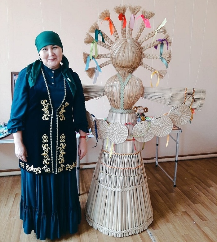 Мастер по чаканоплетению Астраханского Дома Ремёсел Гульнара Джаналиева со своим изделием – ростовой Масленицей. Фото с сайта <!--noindex--><a href="https://pikabu.ru/story/chakan_13125151?u=http%3A%2F%2Fastrakult.ru&t=astrakult.ru&h=aabfbad455aec3a58917df51df3d1e729a0ef6d2" title="http://astrakult.ru" target="_blank" rel="nofollow noopener">astrakult.ru</a><!--/noindex-->.