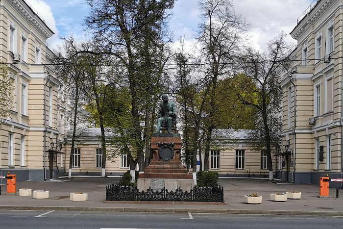 Памятник Н. И. Пирогову в Москве на Большой Пироговской улице.