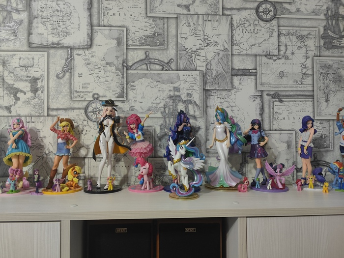 Приживается в новом коллективе среди девушек My little pony.