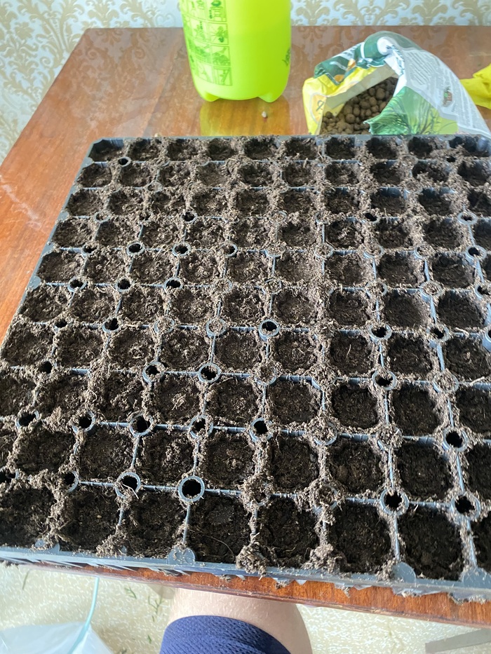 Набиваем торфом и совсем несильно трамбуем , я трамбовал другой кассетой. Если нужно досыпаем ещё.