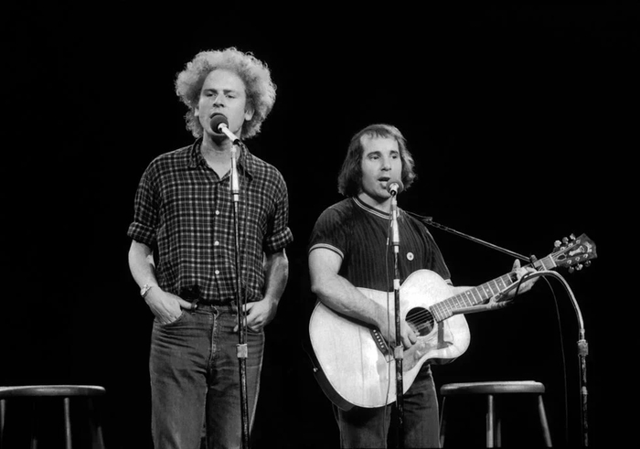 Simon and Garfunkel выступают в Madison Square Garden. Нью-Йорк, 1972.