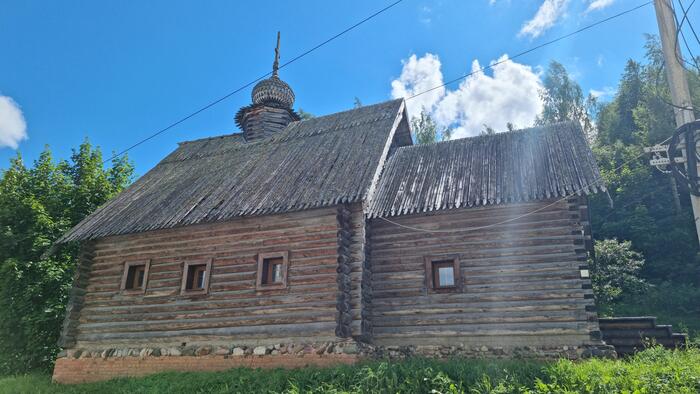 Иду к площади, а тут – церковь Михаила Архангела! Сразу зацепила деревянная крыша и изящная деревянная глава. Вот это старина!