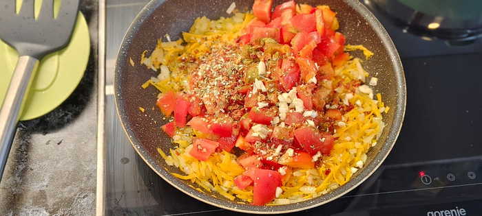 К полу готовой поджарке добавляю томаты и перец, добавляю хмели-сунели. чеснок, соль, перец т сушеные томаты с базиликом.