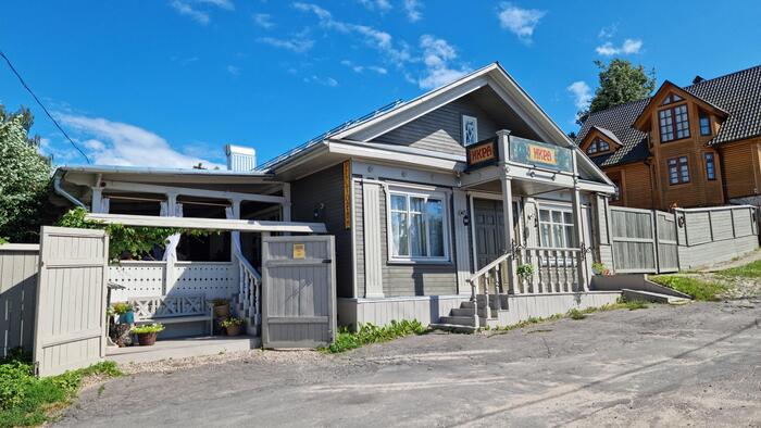 Ресторан “Икра” в домике, который выглядит как… ну, обычный домик. Интересно, что там внутри?