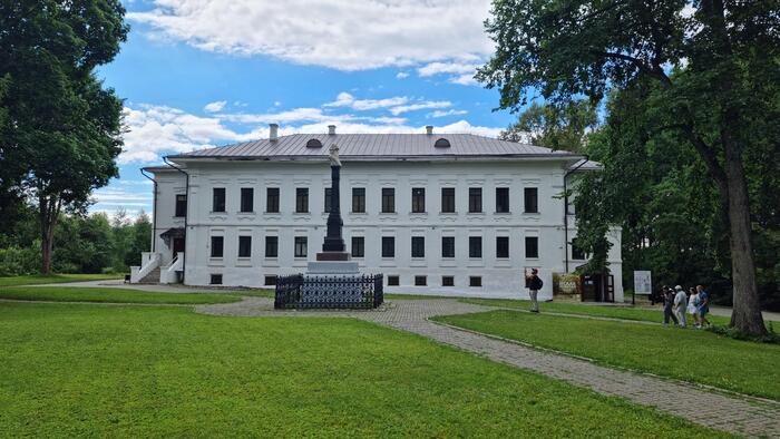 Прямо у собора – музей-заповедник. И в нем выставка Левитана! Ну, теперь ясно, чем займусь.