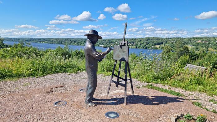 Добрался до верха! А тут Левитан – увековечен за мольбертом, создаёт свои знаменитые пейзажи Волги.