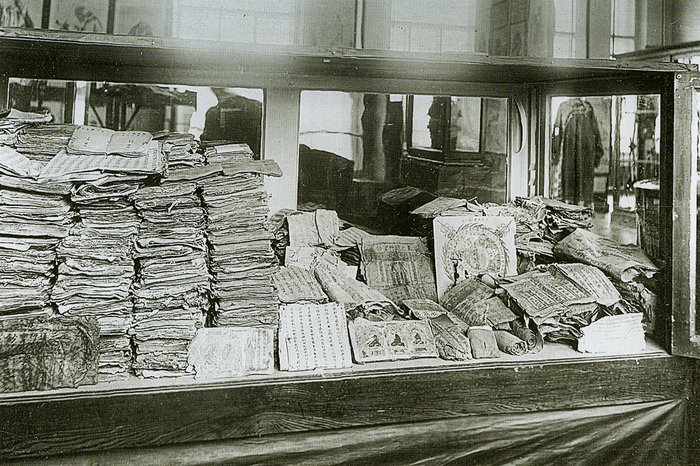 Рукописи, привезенные Монголо-Сычуаньской экспедицией из города Хара-Хото. РГО, 1910 г. Фото из книги Козлов П.К. Дневники Монголо-Сычуаньской экспедиции, 1907-1909. СПб.: Нестор-История, 2015.