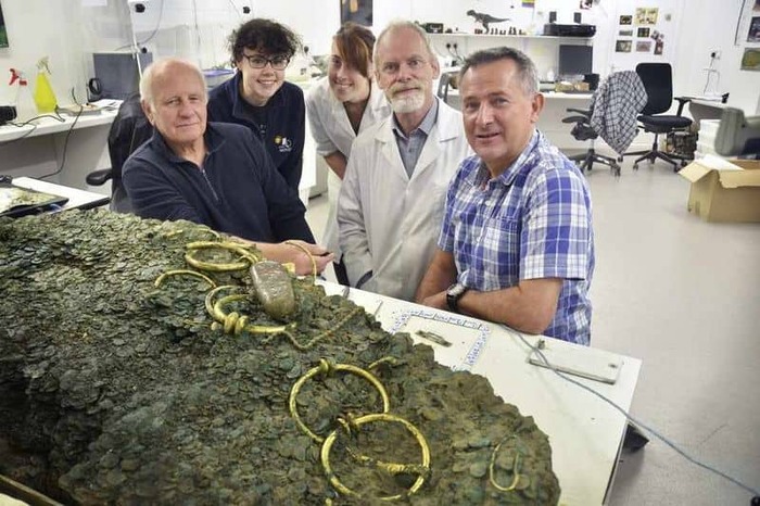 Монеты так плотно слежались, что их пришлось расчищать профессиональным реставраторам