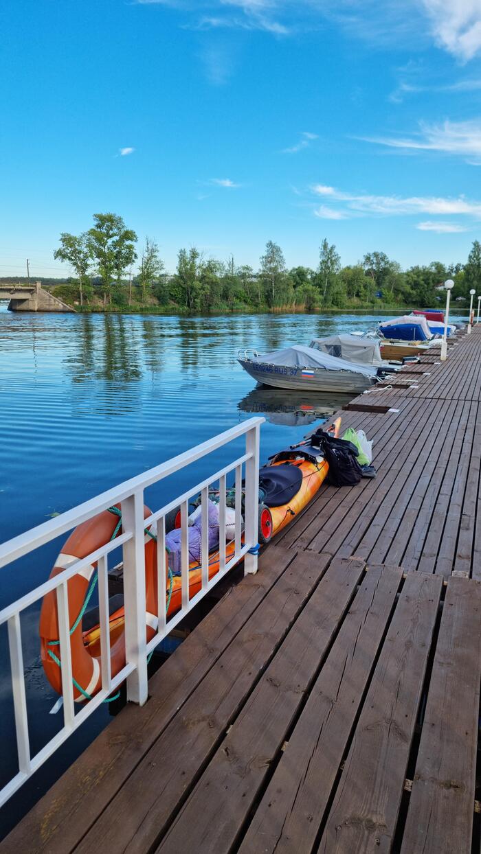 Мой красавец каяк на пирсе, готов к старту. Вот только уже восьмой час вечера. Городские приключения затянулись!