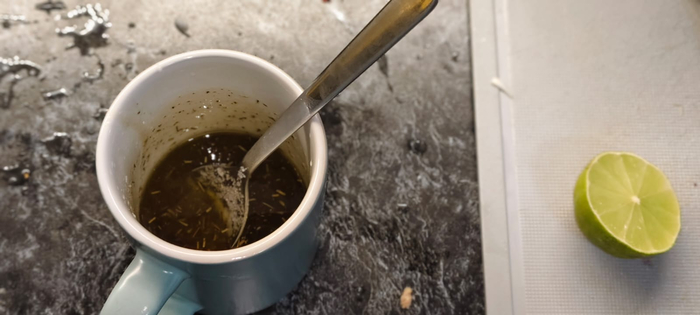 Добавляю горчицу и травы. Солю. Перемешиваю.