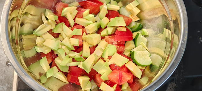 Нареза. огурец, помидоры и авокадо