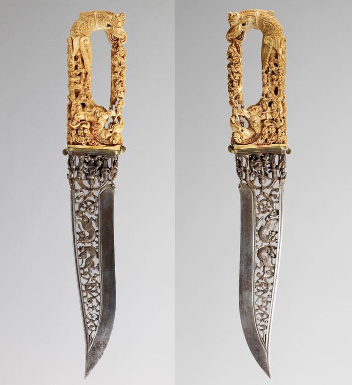 Церемониальный кинжал с ажурным клинком и резной рукоятью из слоновой кости. Мадурай, Индия. 1600–1645 гг. Музей Лувр Абу-Даби.