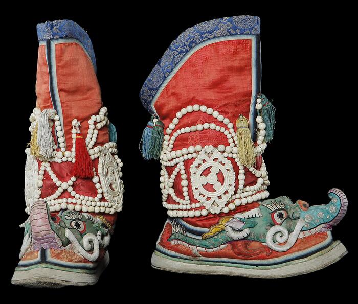 Сапоги сделанные из шелка, имеют форму крокодила и украшены верблюжьими костями. Монголия, XIX век. Музей изобразительного искусства имени Дзанабадзара, Улан-Батор.