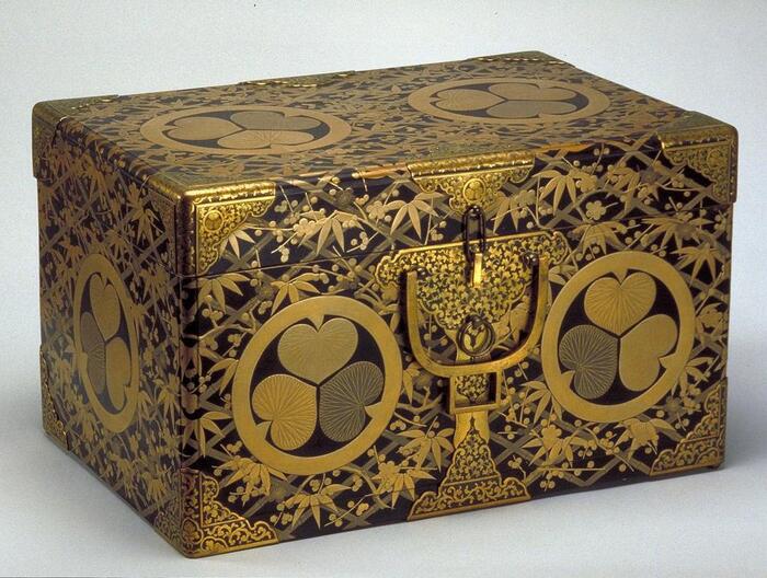 Сундук для одежды путешественника с гербом Токугавы. Япония, период Эдо, 1800–1868 гг. Музей азиатского искусства, Сан-Фрациско.