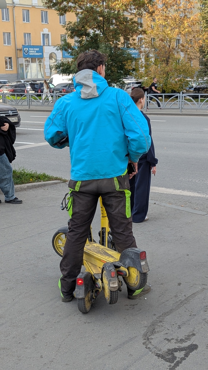 Втроём на одном самокате, но есть нюанс...