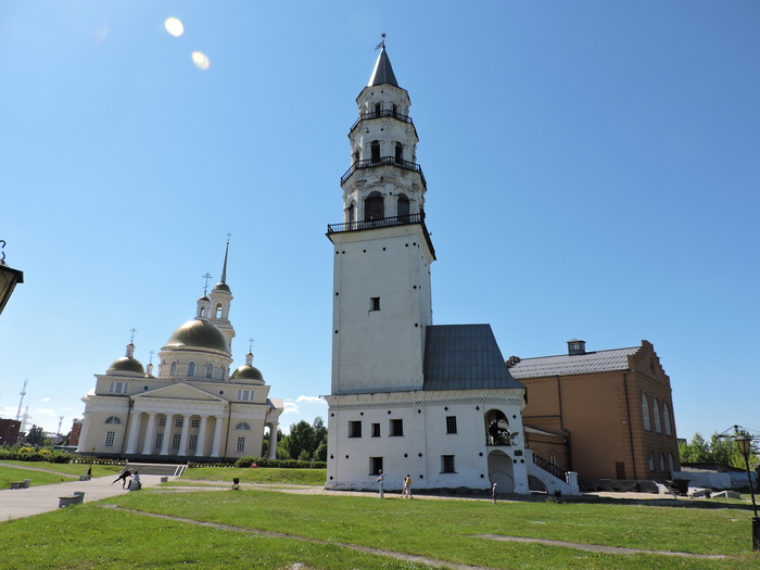 А тут забавно вышло. Я пытался сфотографировать башню попрямее, в результате завалился собор))