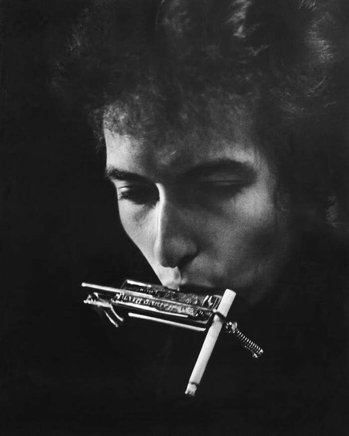 Боб Дилан приспособил сигарету, 1964.