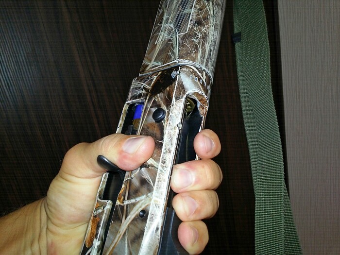 Очень просто обеспечить неподачу следующего патрона просто нажав на подаватель.