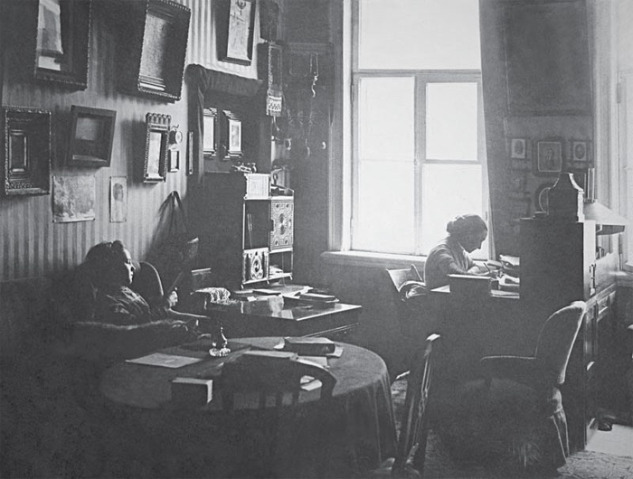 Елизавета Григорьевна Мамонтова в кабинете в Абрамцево