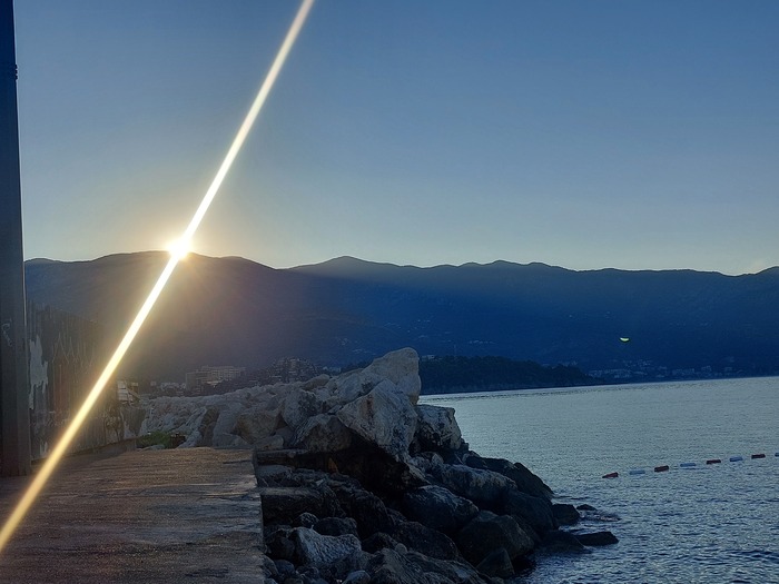 Будва. 10 августа 6:40. Первые лучи солнца, появляющегося из-за гор