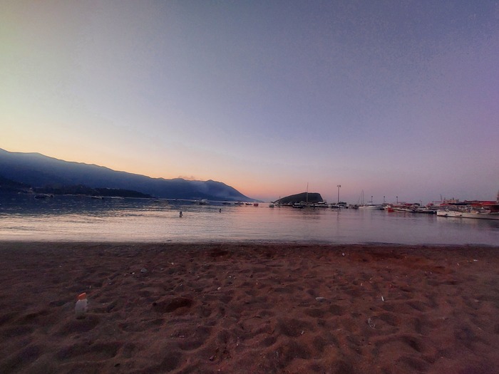 За час до появления солнца из-за гор в Будве. Вид со Словенска плажа 10 августа в 5:34. Восход солнца в 5:48