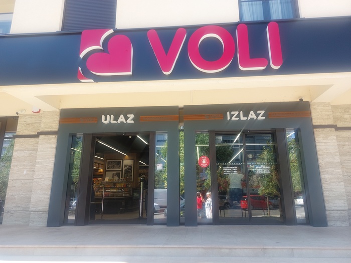 Улаз в магазин VOLI в Подгорице и Излаз из него