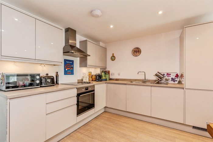 <!--noindex--><a href="https://pikabu.ru/story/skolko_stoit_srednee_zhile_v_britanii_i_dostupno_li_ono_srednim_britantsam_13199117?u=https%3A%2F%2Fwww.rightmove.co.uk%2Fproperties%2F165930458%23%2F%3Fchannel%3DRES_BUY&t=https%3A%2F%2Fwww.rightmove.co.uk%2Fproperties%2F165930458%23%2F%3Fchannel%3DR...&h=73638156bd706823b3c65e90329edd1353609b38" title="https://www.rightmove.co.uk/properties/165930458#/?channel=RES_BUY" target="_blank" rel="nofollow noopener">https://www.rightmove.co.uk/properties/165930458#/?channel=R...</a><!--/noindex-->